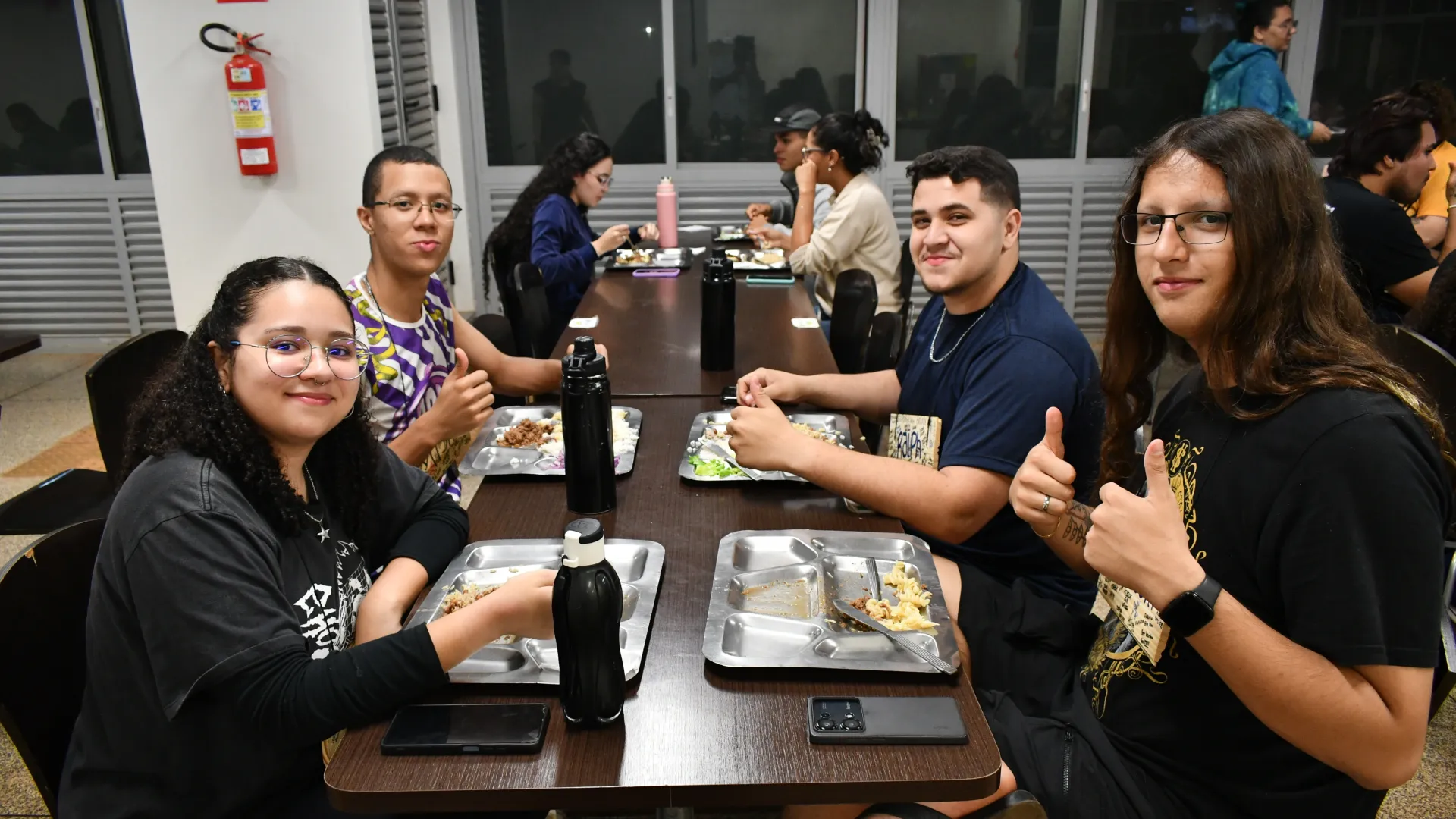 Estudantes do Campus Pontal reunidos durante uma refeição na programação de recepção do Agita UFU.