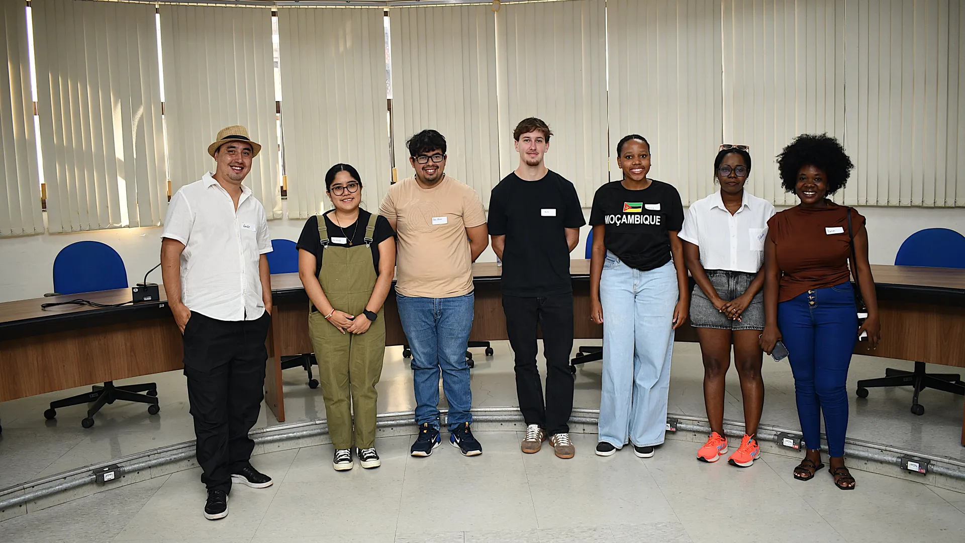 Grupo diverso de estudantes internacionais posa durante a recepção de mobilidade acadêmica da UFU.