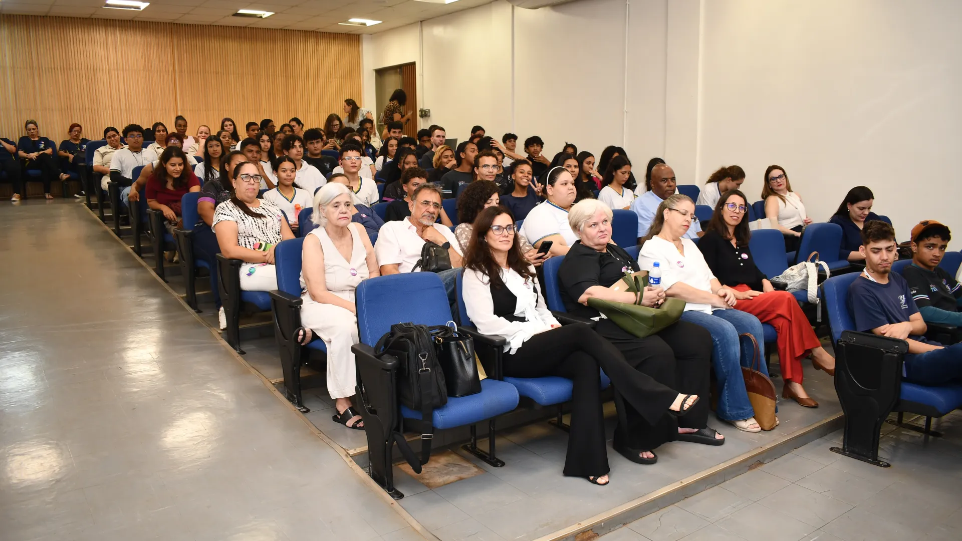 Comunidade universitária reunida em auditório durante a campanha UFU por Elas no Campus Pontal.